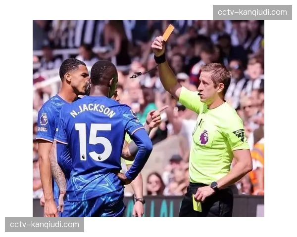 巴黎圣日耳曼和英超球队考察奥林匹亚科斯19岁中场穆扎基蒂斯，转会市场活跃