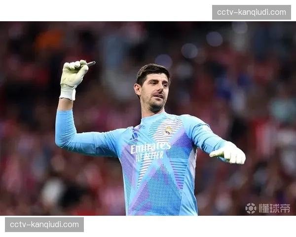 现场:球迷闯入赛场导致马德里德比中断五分钟 现场:球迷闯入赛场导致马德里德比中断五分钟